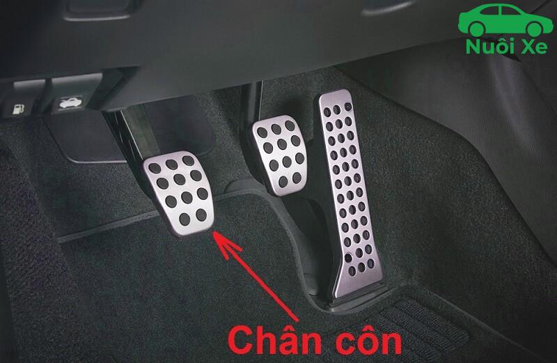 Chân Côn Là Gì? Hướng Dẫn Sử Dụng Đúng Cách Cho Người Mới 2 Vị trí chân côn trên xe ô tô số sàn