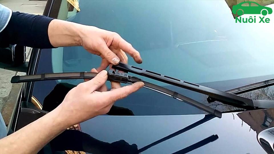 Cách thay cần gạt mưa ô tô