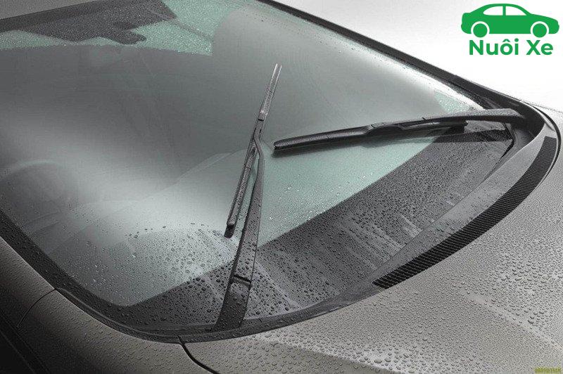 Kiểm tra hoạt động của cần gạt mưa ô tô