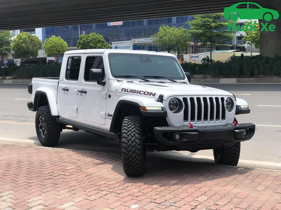 Bán tải Jeep Khám phá biểu tượng off-road và sự đa dụng 5 Bán tải Jeep Gladiator màu đỏ mạnh mẽ