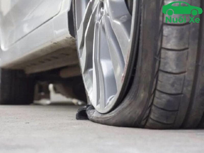 Xe Ô Tô Đi Bao Nhiêu Km Thì Thay Lốp? Hướng Dẫn Toàn Diện 4 Dấu hiệu nhận biết lốp xe cần thay thế