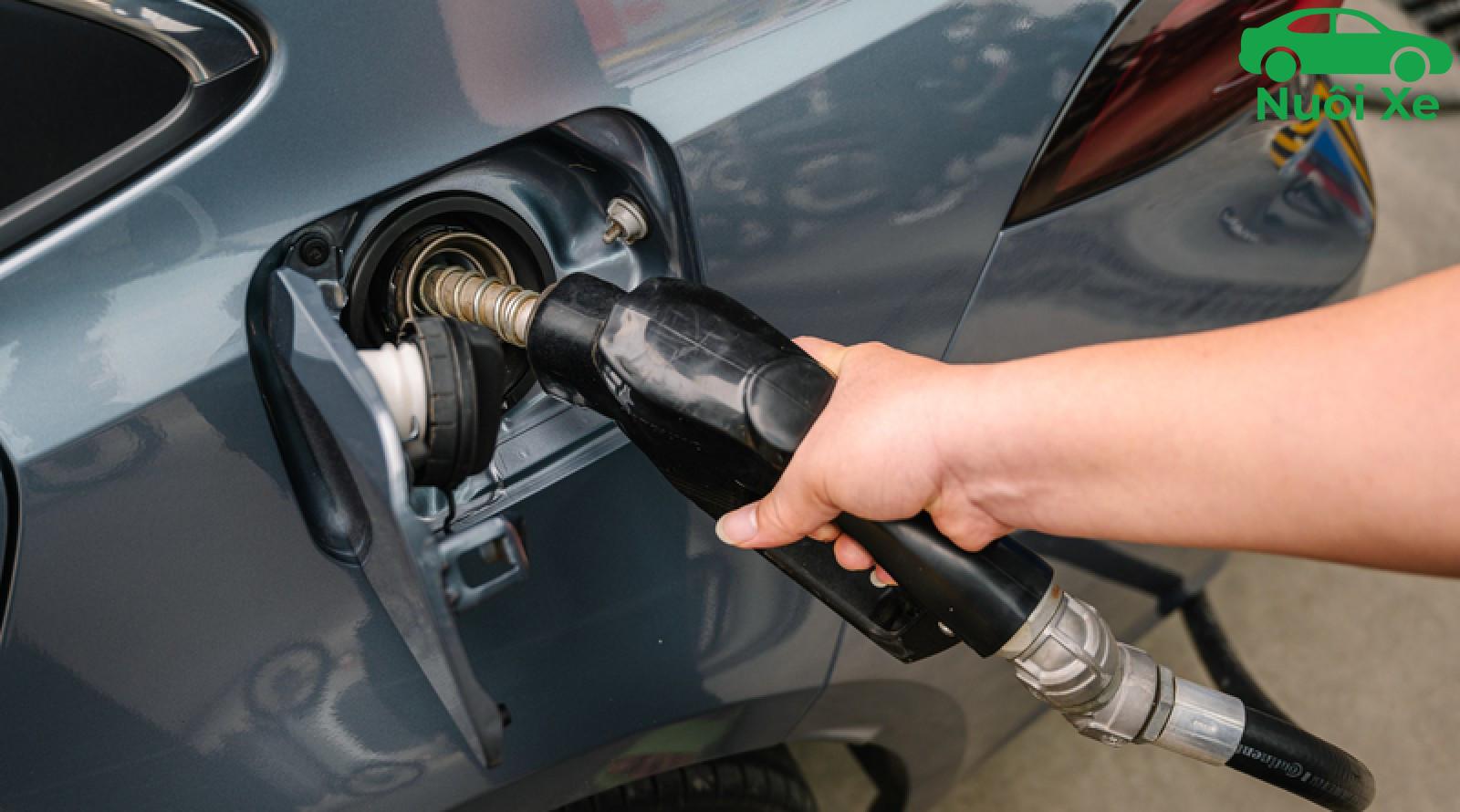 chi phí đổ đầy bình xăng ô tô