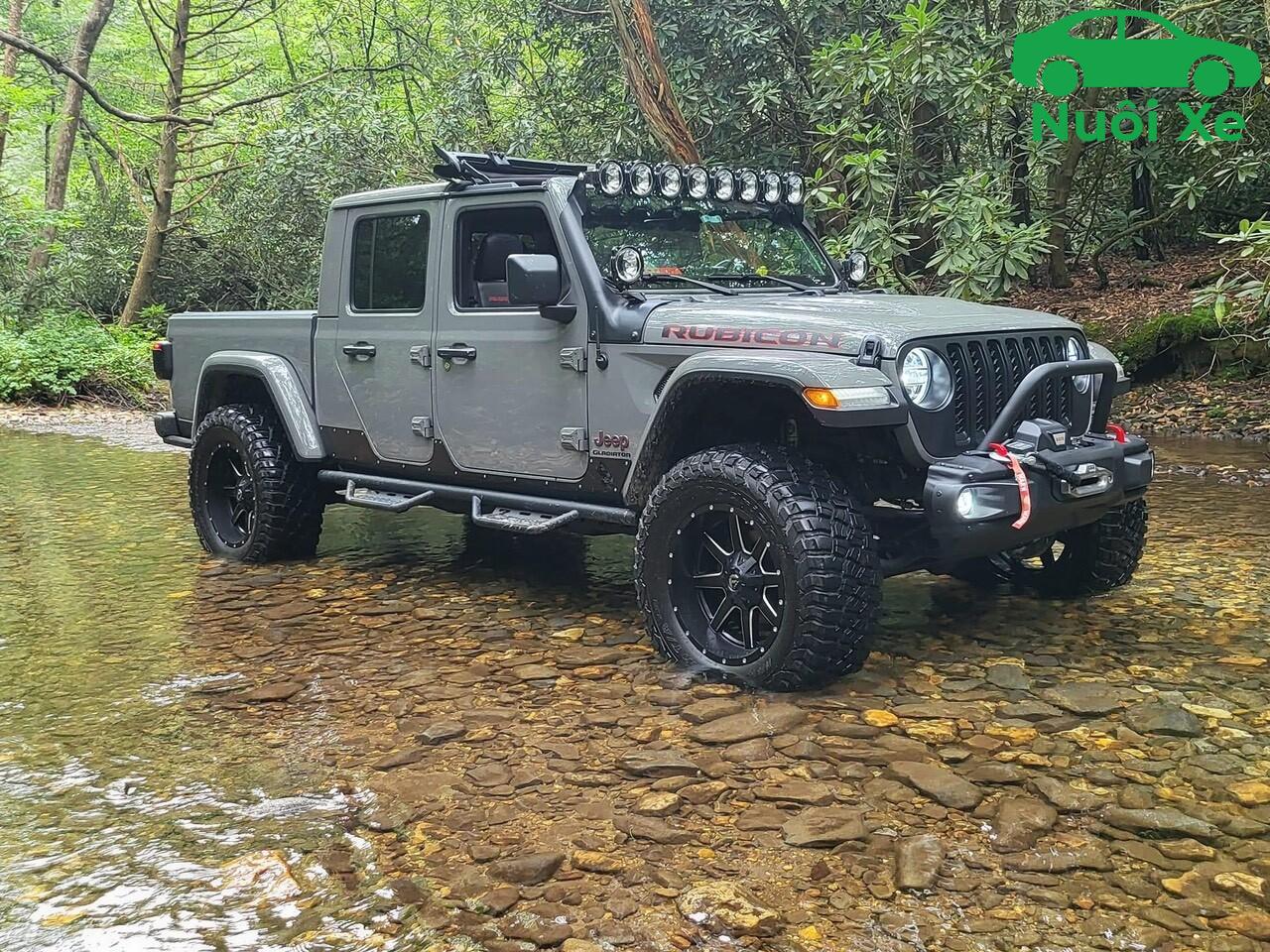 Bán tải Jeep Khám phá biểu tượng off-road và sự đa dụng 4 Jeep bán tải ban đêm lung linh đô thị