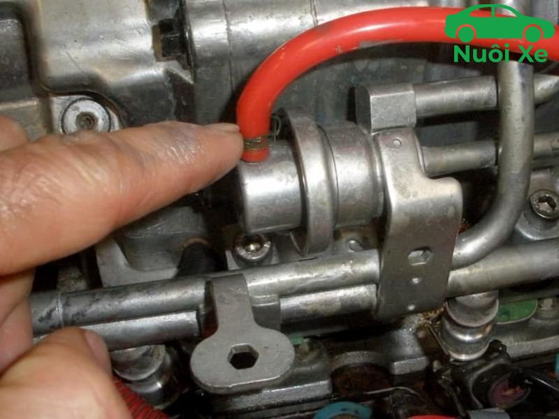 Bơm xăng yếu làm xe ô tô bị hụt ga