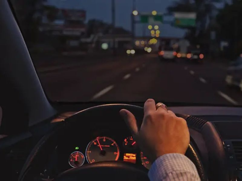 ban-nen-bat-den-sang-trong-khoang-lai-xe-de-khong-bi-buon-ngu ban-nen-bat-den-sang-trong-khoang-lai-xe-de-khong-bi-buon-ngu.png