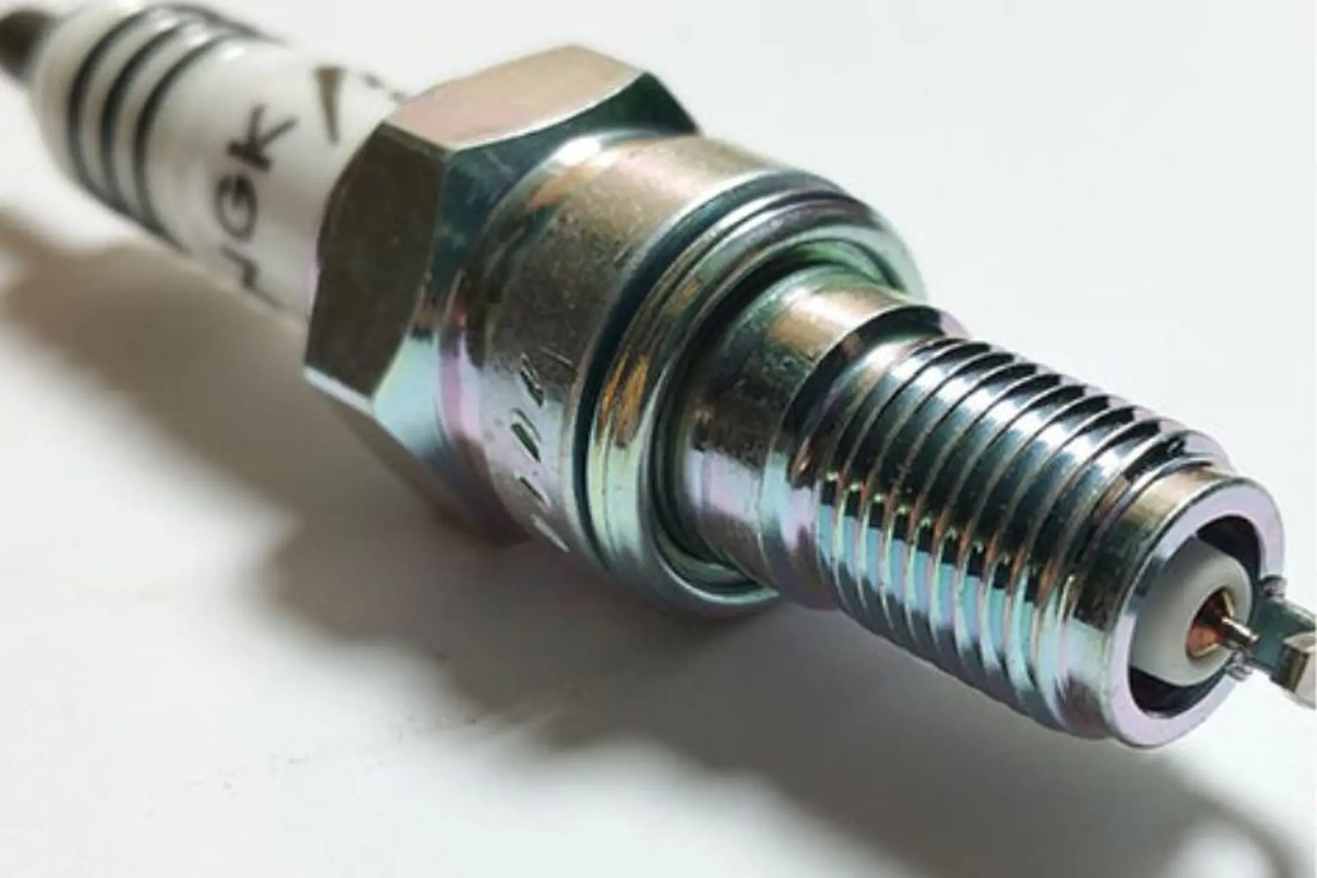 Bugi là gì? Cấu tạo, nguyên lý và các dấu hiệu hư hỏng cần biết 4 Cấu tạo chi tiết của bugi ô tô