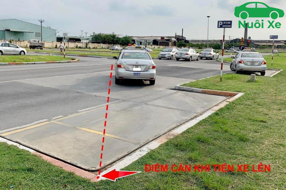 Căn chỉnh xe song song trước khi lùi chuồng ngang