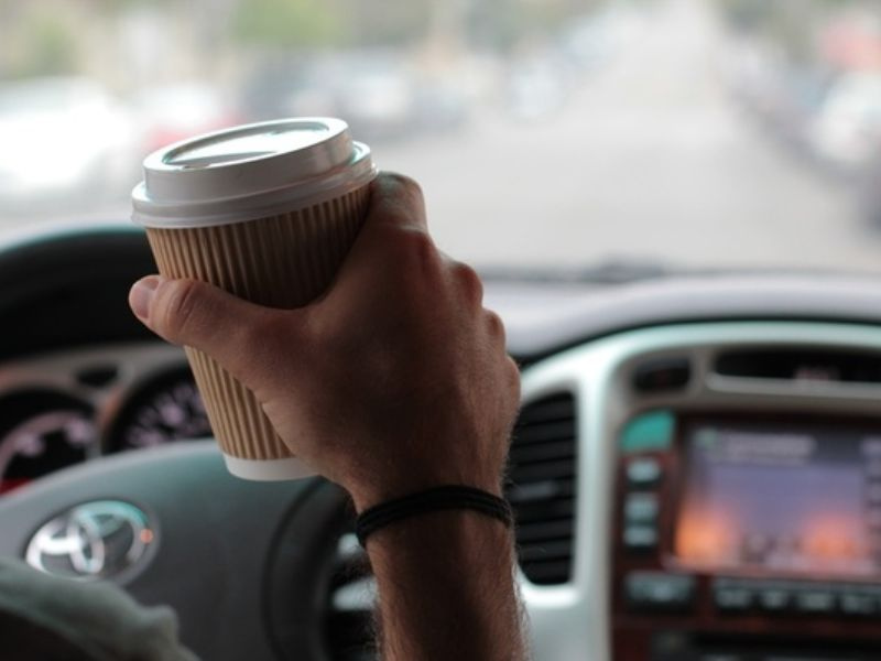 hay-su-dung-ca-phe-va-tra-de-duy-tri-su-tinh-tao-khi-lai-xe hay-su-dung-ca-phe-va-tra-de-duy-tri-su-tinh-tao-khi-lai-xe.png