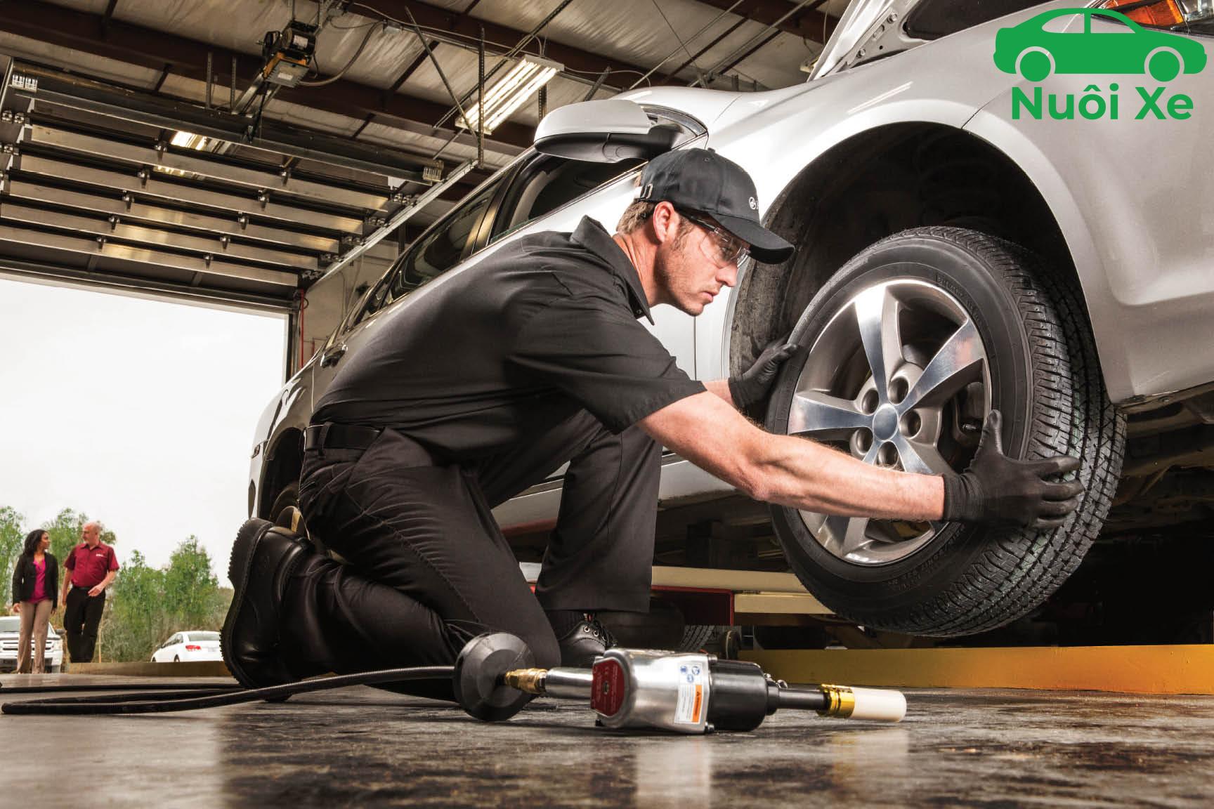 Xe Ô Tô Đi Bao Nhiêu Km Thì Thay Lốp? Hướng Dẫn Toàn Diện 6 Kiểm tra độ sâu gai lốp ô tô