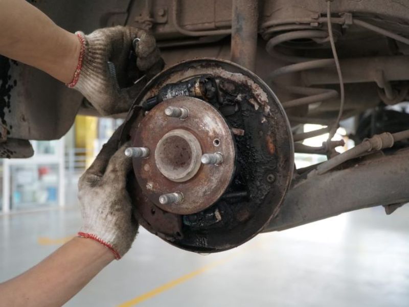 kiem-tra-he-thong-phanh-la-viec-lam-quan-trong-trong-quy-trinh-bao-duong-xe-o-to kiem-tra-he-thong-phanh-la-viec-lam-quan-trong-trong-quy-trinh-bao-duong-xe-o-to.jpg