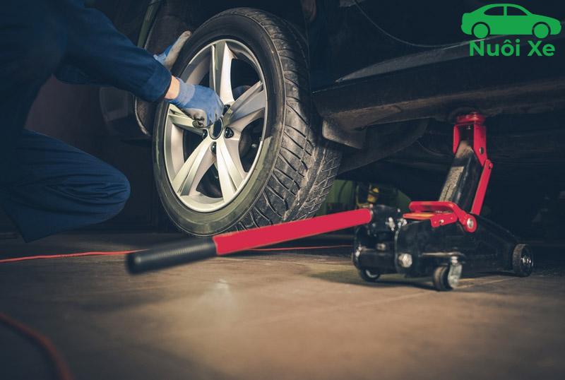 Xe Ô Tô Đi Bao Nhiêu Km Thì Thay Lốp? Hướng Dẫn Toàn Diện 2 Khi nào cần thay lốp xe ô tô