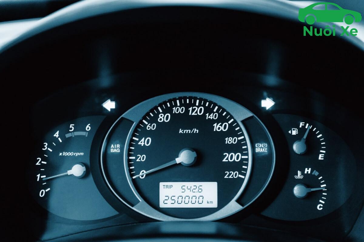 Cách đọc số km trên ô tô ODO