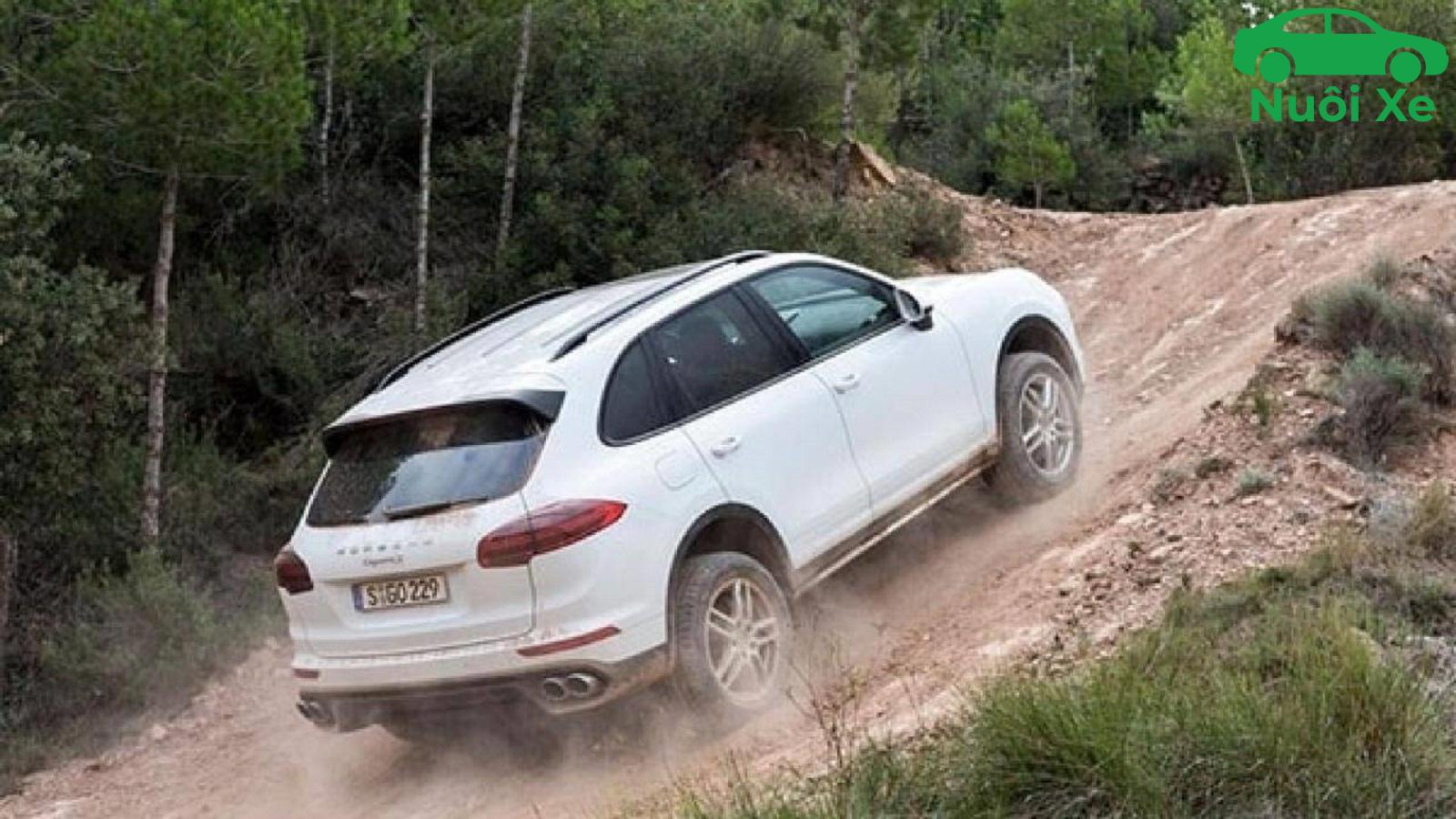 Hướng dẫn cách lái xe lên dốc an toàn, hiệu quả từ A-Z 5 Mẹo lái xe lên dốc êm ái