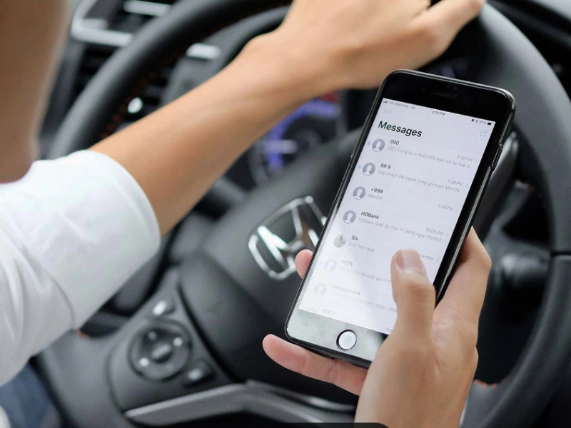 su-dung-dien-thoai-khi-lai-xe-1-1 su-dung-dien-thoai-khi-lai-xe-1.jpg