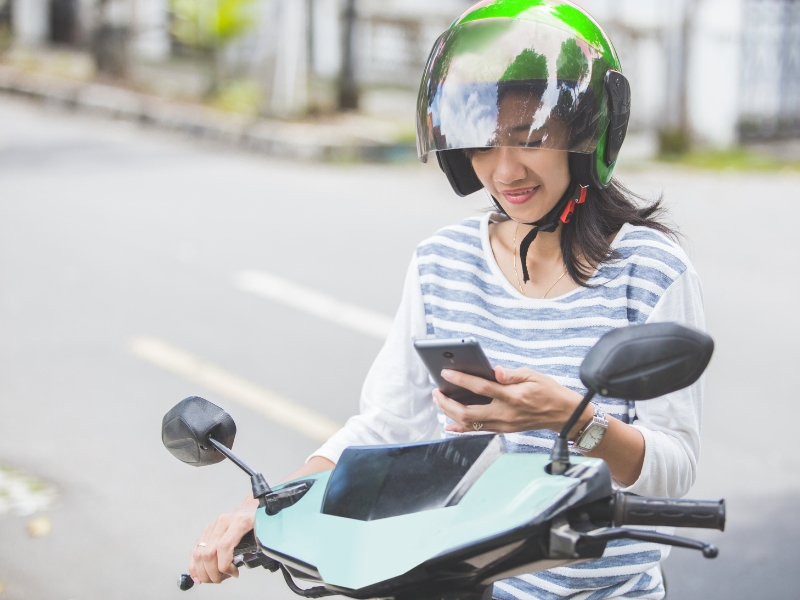 su-dung-dien-thoai-khi-lai-xe-4 su-dung-dien-thoai-khi-lai-xe-4.jpg