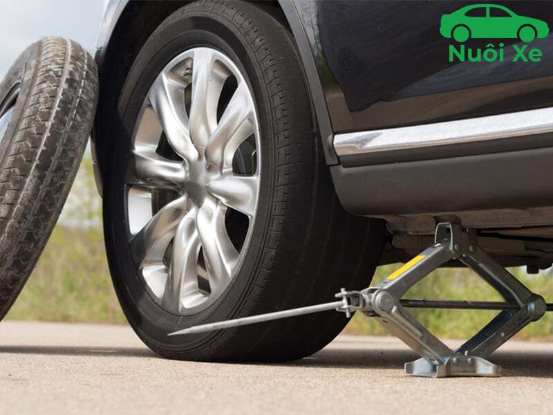 xe o to di bao nhieu km thi thay lop 3797